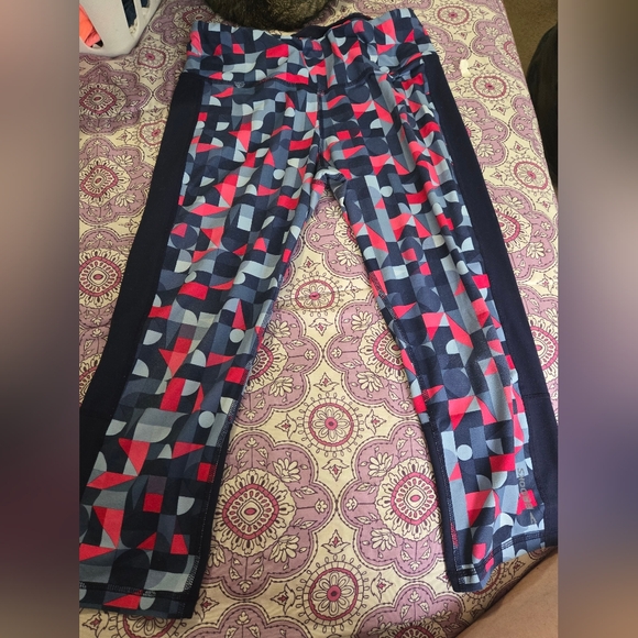 Large Brooks Navy and Pink Capri Leggings. Has Some Wear In Butt Area. No Holes - Picture 1 of 10